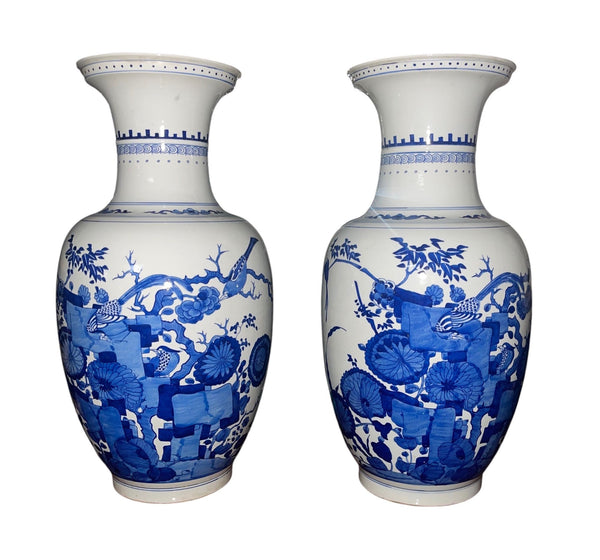 Early 20th Century Pair of Chinese Blue and White Porcelain Urns