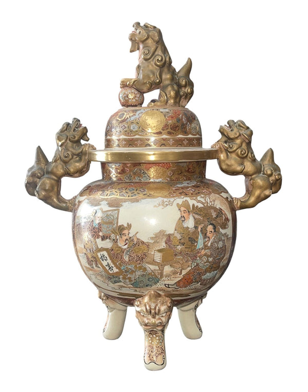 Large Japanese Satsuma Lidded Jar with Fu Dogs, Meiji Period, 19th Century.