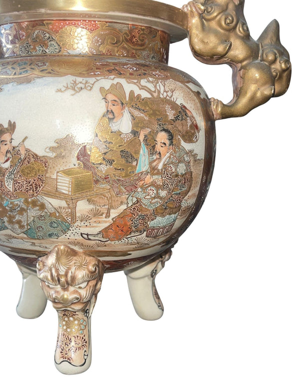 Large Japanese Satsuma Lidded Jar with Fu Dogs, Meiji Period, 19th Century.