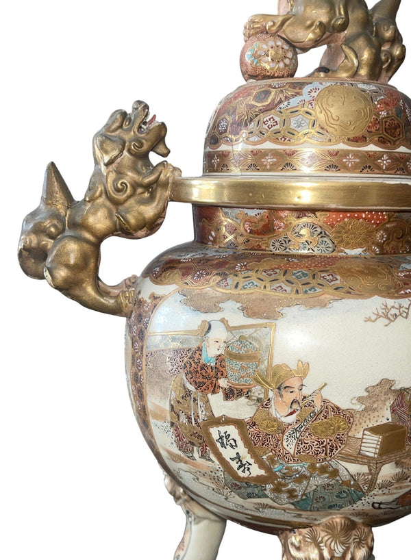 Large Japanese Satsuma Lidded Jar with Fu Dogs, Meiji Period, 19th Century.