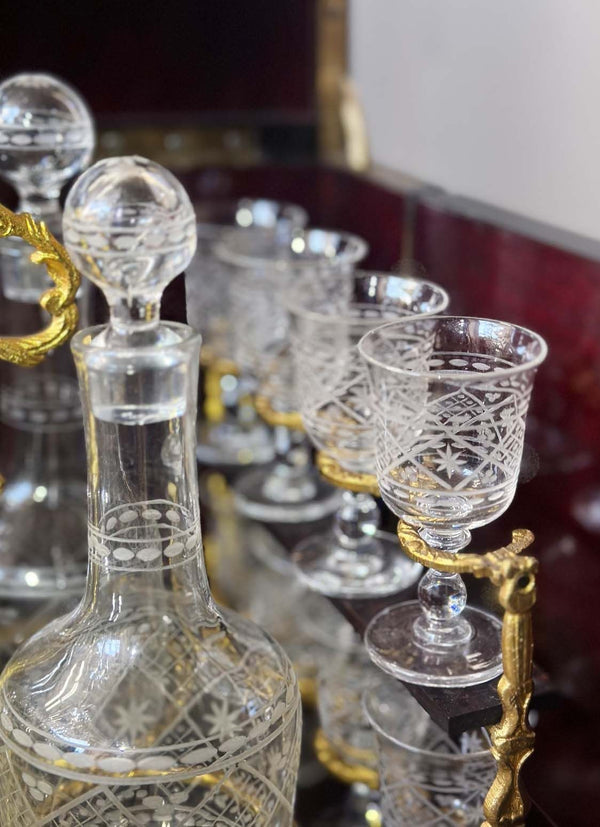 Cave à liqueur en cristal de Baccarat et bronze doré, Napoléon III XIXe Cave à liqueur en cristal de Baccarat et bronze doré, Napoléon III XIXe