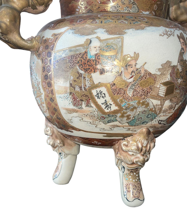 Large Japanese Satsuma Lidded Jar with Fu Dogs, Meiji Period, 19th Century.