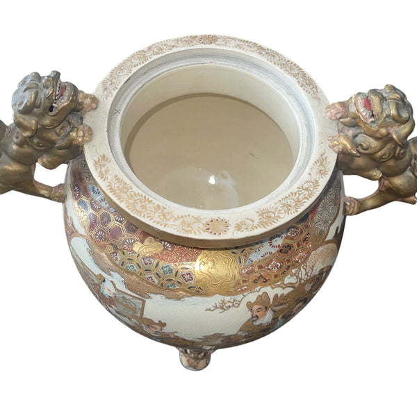 Large Japanese Satsuma Lidded Jar with Fu Dogs, Meiji Period, 19th Century.